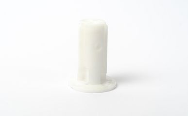 Ein aufrecht stehendes, zylindrisches Gehäusebauteil aus weißem Kunststoff mit einer flachen, runden Basisplatte und seitlichen Vertiefungen zeigt eine präzise gefertigte additive oder zerspante Struktur.