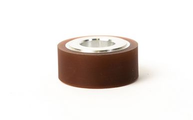 Eine breite, zylindrische Transportrolle aus braunem Elastomer ist mit einem festen metallischen Kern ausgestattet und liegt als fertiges Präzisionsteil auf einem weißen Hintergrund.
