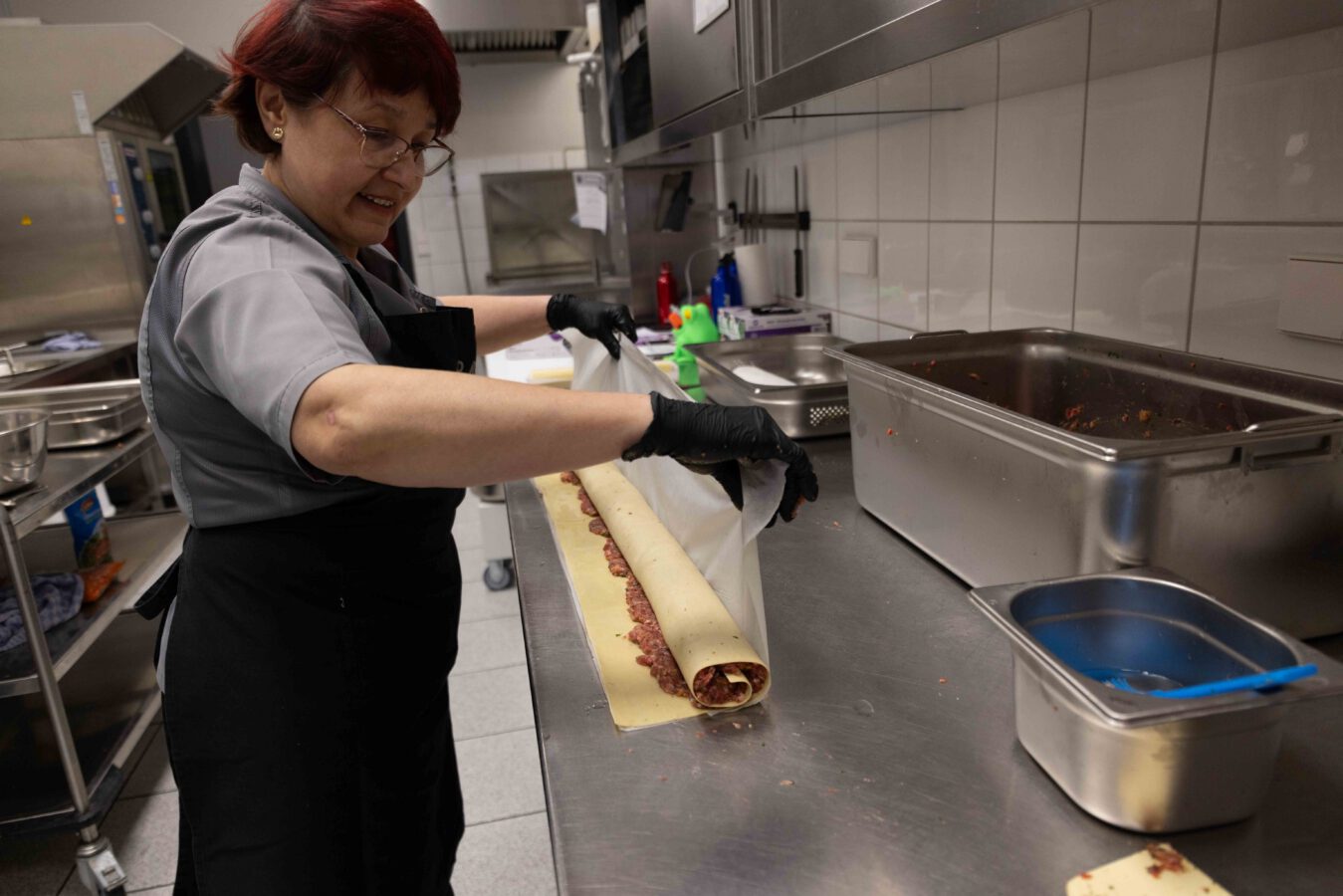 SPÄH Mitarbeiterin aus der Küche macht vor, wie man Maultaschen rollt