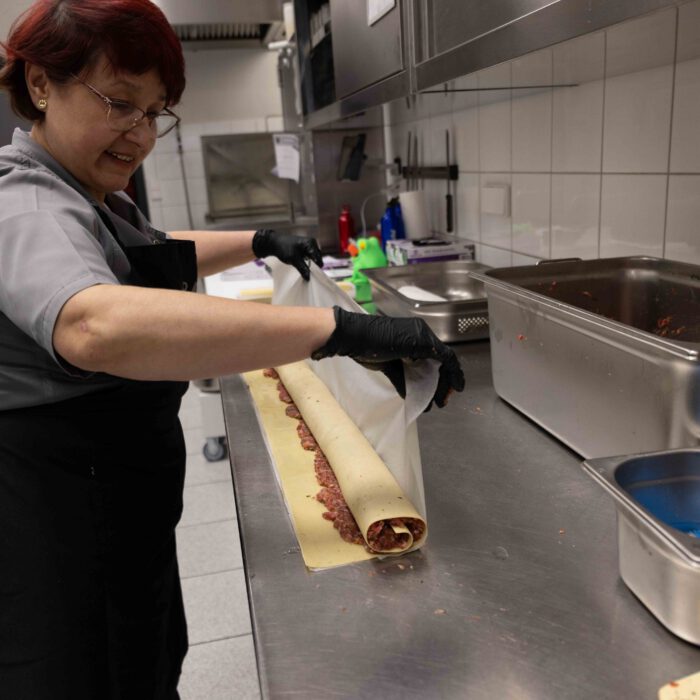 SPÄH Mitarbeiterin aus der Küche macht vor, wie man Maultaschen rollt