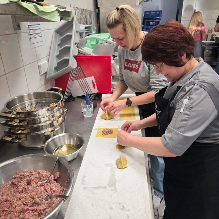 Zwei SPÄH Mitarbeiterinnen falten Maultaschen