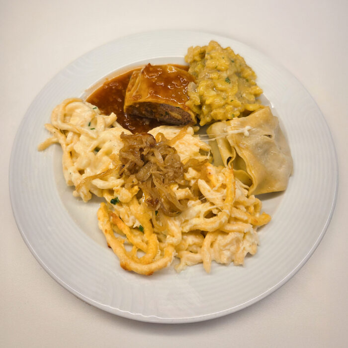Bild eines Tellers mit Spätzle, Maultaschen und Kartoffelsalat