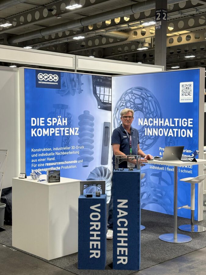 Messestand auf der Erfurt Messe, Blaue Rückwände und ein Kollege in Späh Outfit