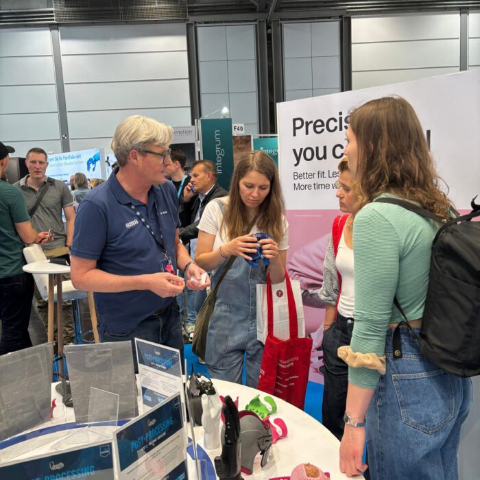 Messeimpression der Messe leipzig. Kollege von Späh mit Besuchern am Messestand
