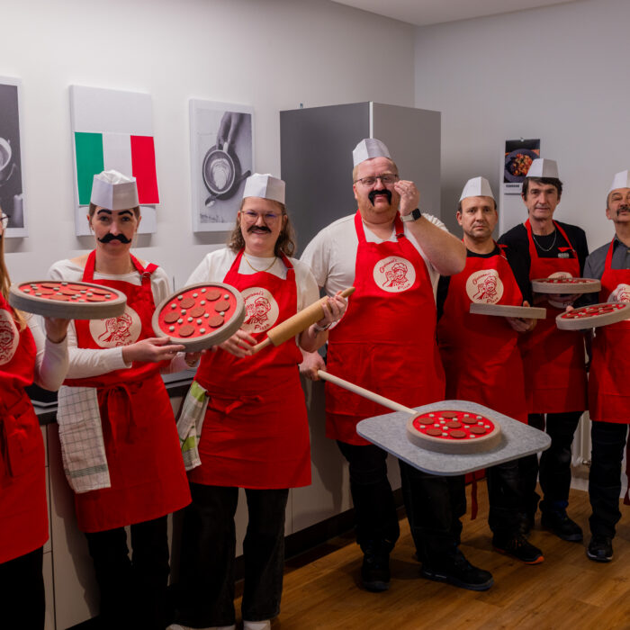 SPÄH Mitarbeiter*innen verkleidet als Pizza-Bäcker