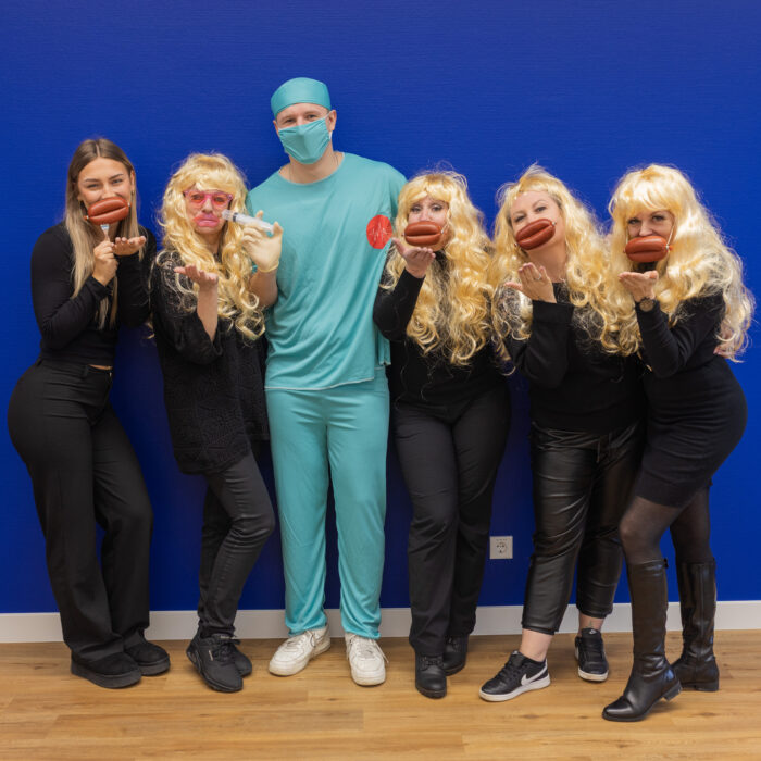 5 SPÄH Mitarbeiterinnen haben sich als Blondinen mit aufgeblasenen Lippen verkleidet, ein SPÄH Mitarbeiter als schönheitschirurg