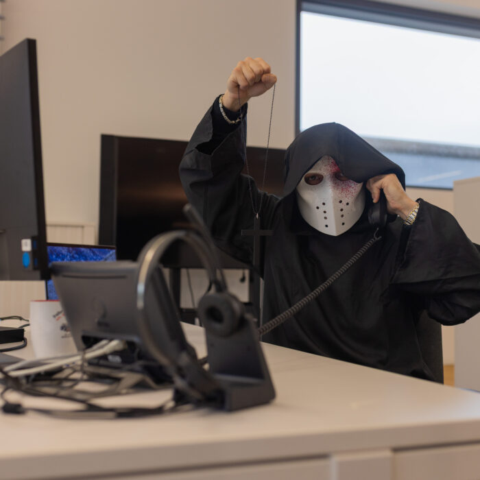 Ein SPÄH Mitarbeiter verkleidet in einer Schwarzen Mönchskutte und einer Jason Maske ... er telefoniert
